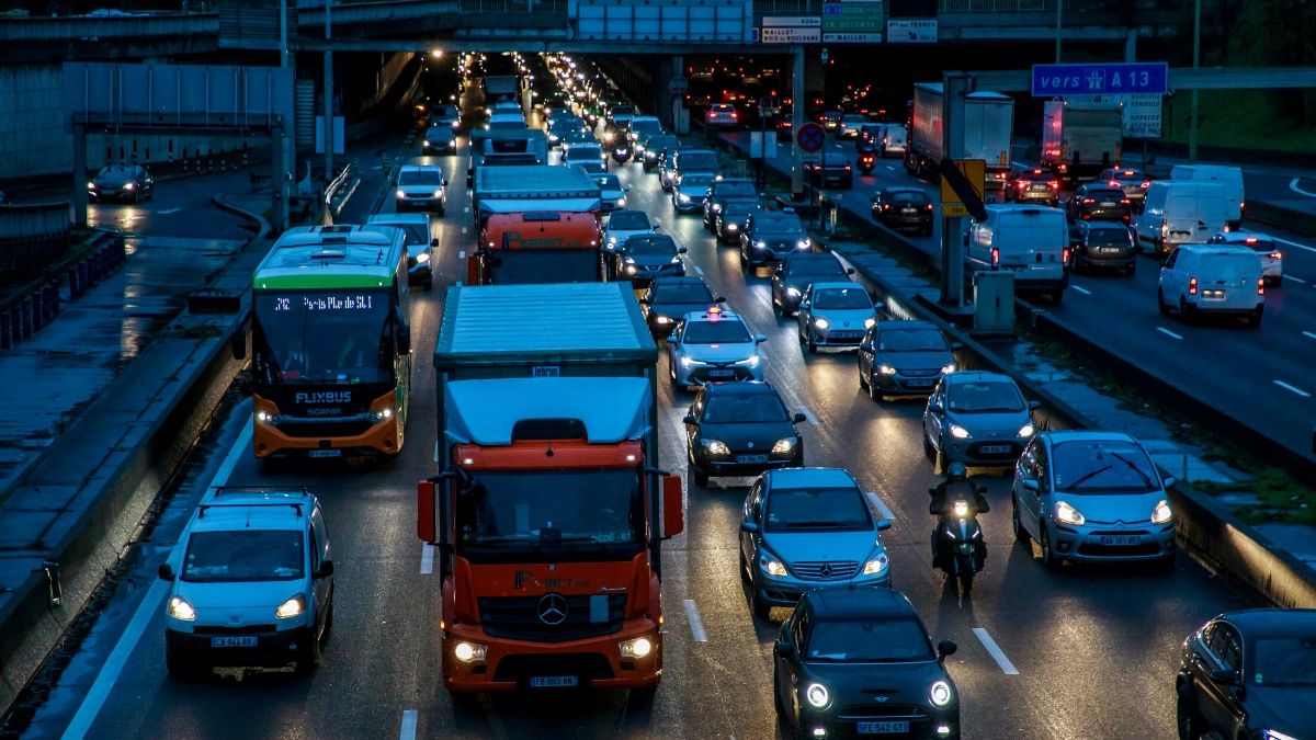 Zbog štrajka kolone na području Pariza duže od 600 km, podzemna ne vozi